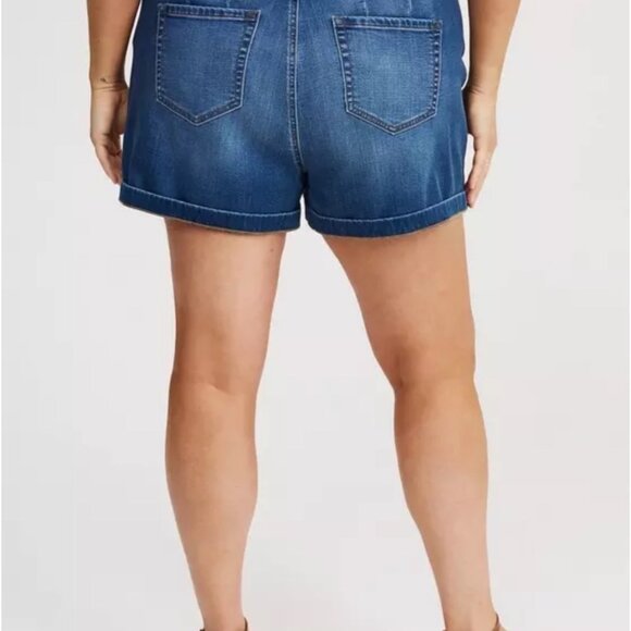 Torrid Womens Weekend Mid Rise 3.5" Super Soft Denim Shorts Size 1 - Picture 2 of 6